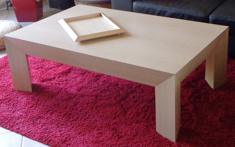Table aux arrêtes biseautées.